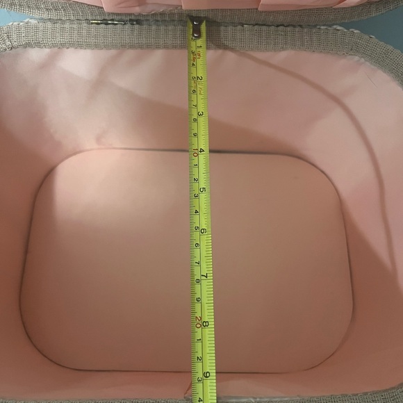 SEWING BASKET- VINTAGE- LARGE FLORAL WITH REMOVABLE TRAY/ FOOTED BOTTOM - Picture 8 of 13